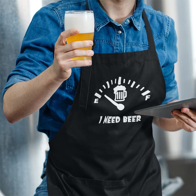 Μαύρη ποδιά μαγειρικής με τσέπες και αστεία στάμπα ''I need beer''